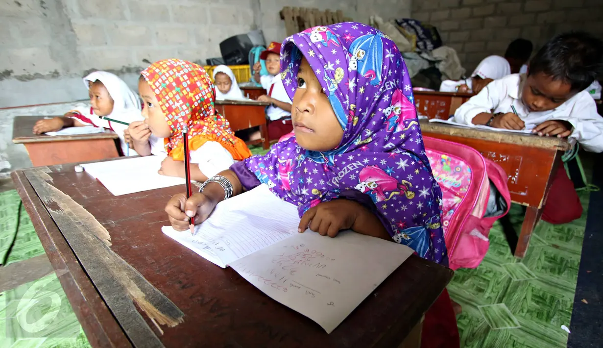 Seorang siswa SD mengikuti kegiatan belajar di Sekolah Terbuka, Kampung Manggar, Balikpapan, Kaltim, Kamis (29/10). Minimnya fasilitas, membuat kegiatan belajar terpaksa dilakukan di gudang bekas penyimpanan rumput laut. (Liputan6.com/Immanuel Antonius)