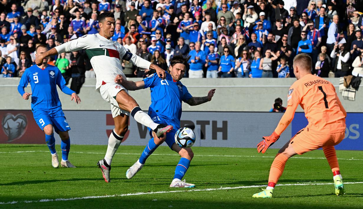 Pemain Timnas Portugal, Cristiano Ronaldo (tengah kiri) berebut bola dengan pemain Islandia, Arnor Traustason (tengah kanan) pada laga Grup J Kualifikasi Euro 2024 di Reykjavik, Islandia, 20 Juni 2023. (AFP/Halldor Kolbeins)