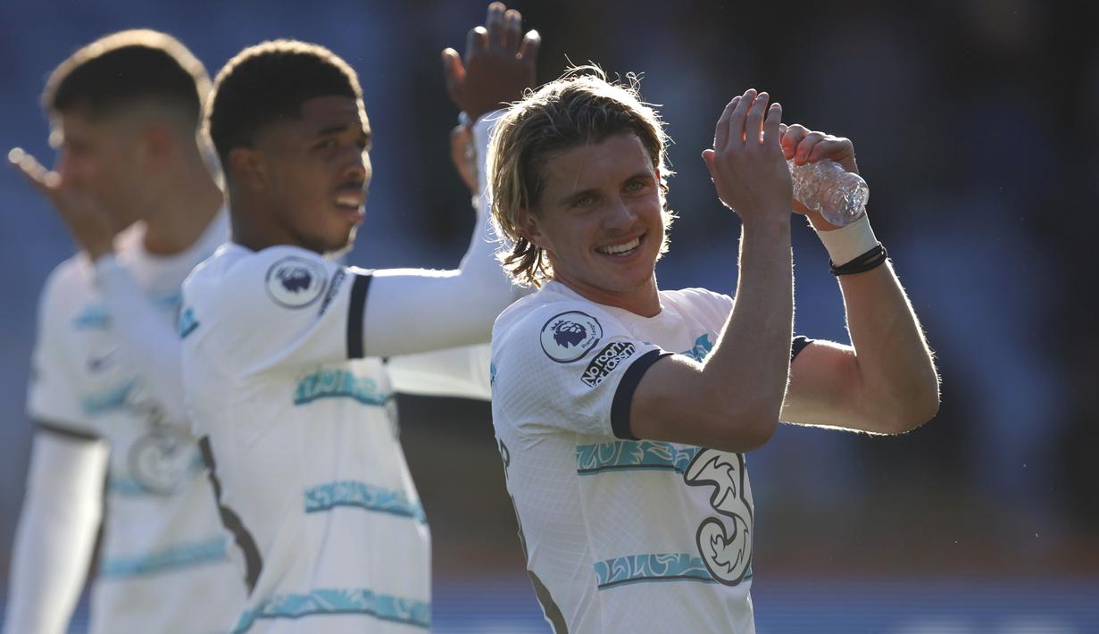 Gol debut Conor Gallagher bersama Chelsea itu akhirnya menjadi penentu Chelsea meraup tiga poin atas tuan rumah Crystal Palace. Skor 2-1 pun bertahan hingga laga usai. (AP/David Cliff)