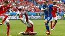 Perebutan bola antara pemain Austria dan Islandia pada laga terakhir Grup F Piala Eropa 2016 di Stade de France, Paris, Rabu (23/6/2016). (AFP/Odd Andersen)