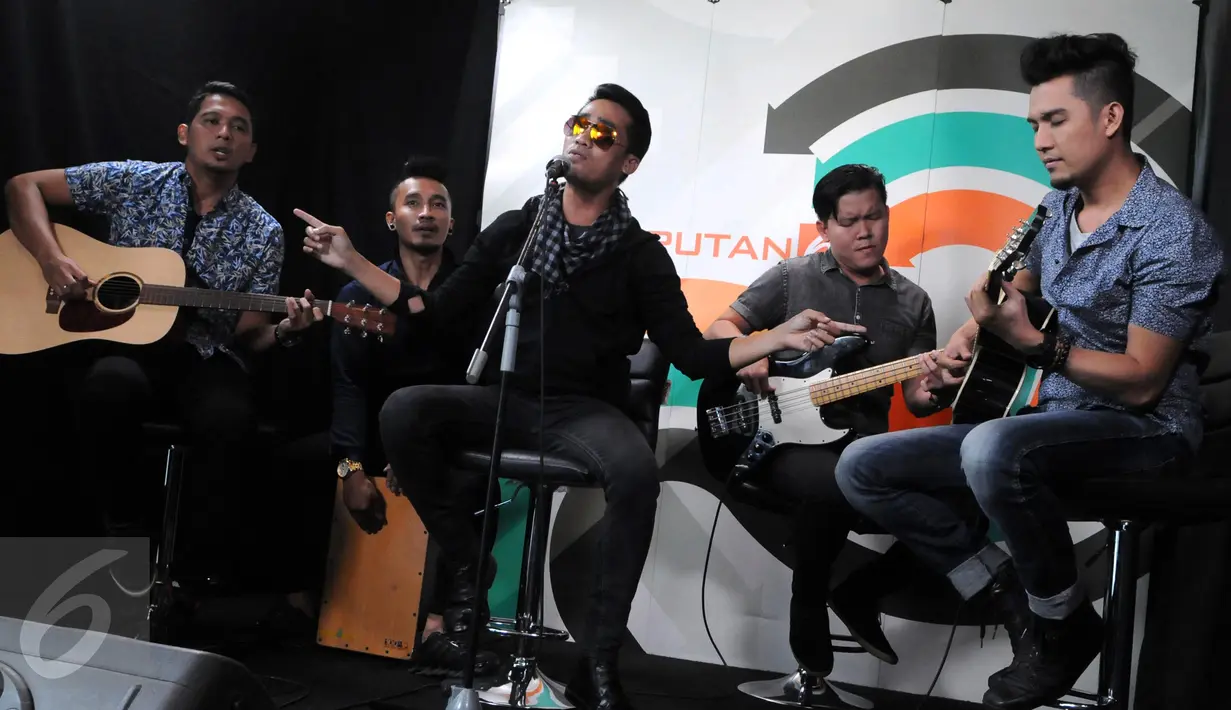 Grup band Hijau Daun saat beraksi di Markas Liputan6.com, Jakarta, Kamis (7/1/2016). Hijau Daun akan merilis 4 buah single terbaru di Indonesia, Malaysia dan Singapura (Liputan6.com/Helmi Afandi)
