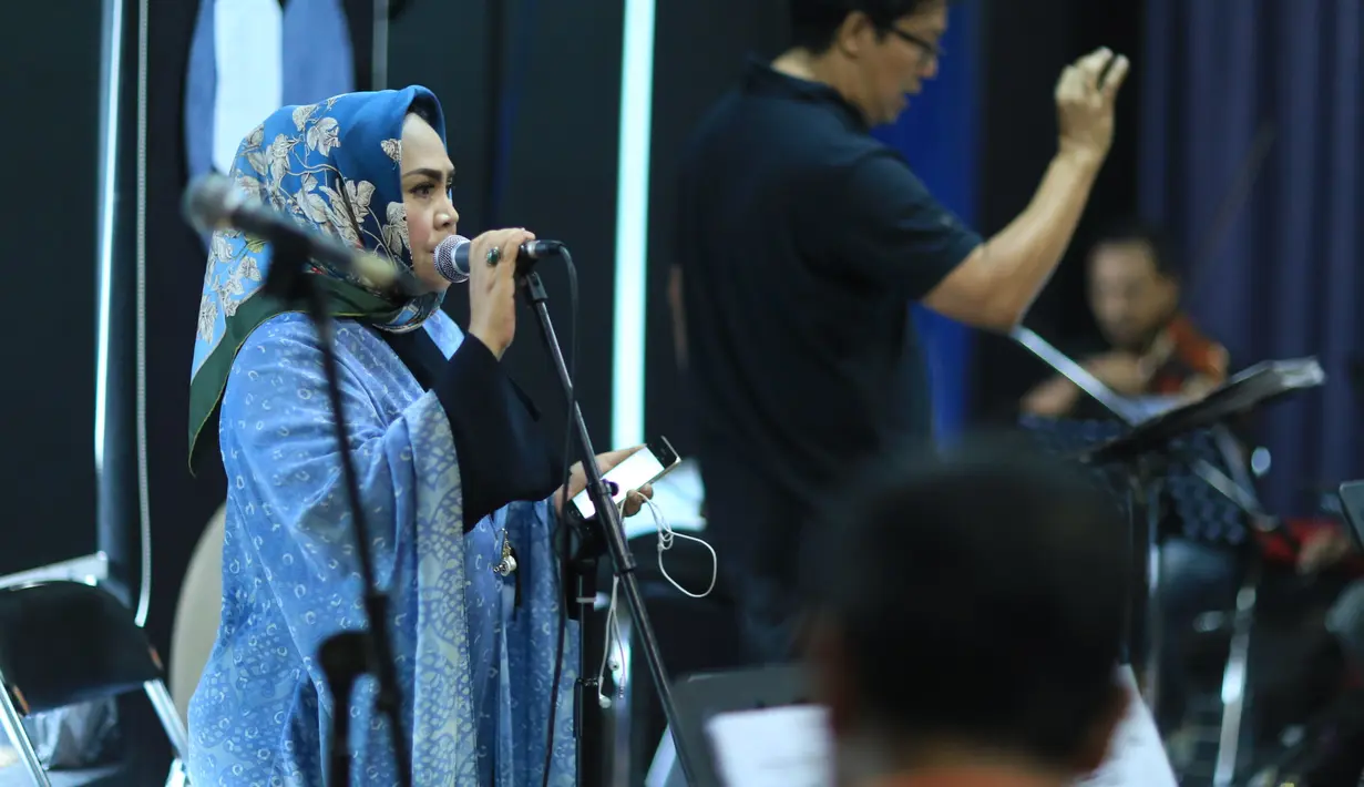 Salah satu yang diangkat dalam perayaan ulang tahunnya kali ini adalah tema Golden Memories. Para penyanyi lawas akan berkolaborasi dengan artis muda. Diantaranya duet Hetty Koes Endang dengan Isyana Sarasvati. (Adrian Putra/Bintang.com)