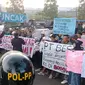 Penertiban pedagang kaki lima (PKL) oleh Satuan Polisi Pamong Praja (Satpol PP) di kawasan Gunung Mas Puncak, Cisarua, Kabupaten Bogor, diwarnai perlawanan dari pedagang. (Achmad Sudarno).