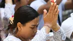 Seorang wanita Bali berdoa di sebuah pura untuk merayakan Galungan di Denpasar, Bali, pada tanggal 25 September 2024. (SONNY TUMBELAKA/AFP)
