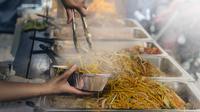 Simak 10 rekomendasi street food murah di Jakarta dari tiket.com./ Ilustrasi street food - Photo by James Sutton on Unsplash.