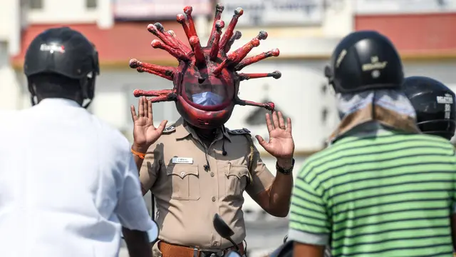 Polisi di India Gunakan Helm Virus Corona