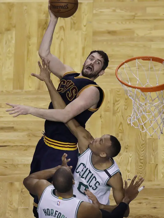 Kevin Love berusaha melakukan tembakan melewati adangan pemain Boston Celtics pada Gim kelima final NBA Wilayah Timur di TD Garden, Boston, (25/5/2017).  (AP/Charles Krupa)