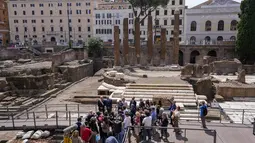 Namun, hingga Senin lalu, satu-satunya yang bisa melihat kuil-kuil itu dari dekat adalah kucing-kucing yang berkeliaran di area yang disebut "Area Suci", di tepi tempat Julius Caesar dibunuh. (AP Photo/Domenico Stinellis)