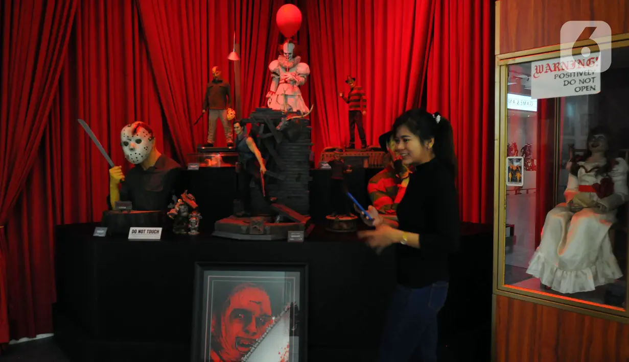 Pengunjung melihat-lihat berbagai patung karakter superhero di Statue4Heroes Gallery. (merdeka.com/Imam Buhori)