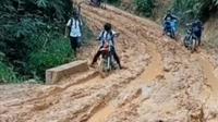 Viral Video Perjuangan Siswa Menuju Sekolah, Lewati Jalan Berlumpur. ©2022 Merdeka.com/Instagram @kepoin_trending