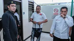 Sandy Tumiwa (kiri) saat menghadiri mediasi di Pengadilan Negeri Jakarta Selatan, Kamis (1/3). Mediasi kedua yang dilakukan Tessa Kaunang dan Sandy Tumiwa pada Kamis (1/3/2018) berjalan lebih baik dari proses sebelumnya. (Liputan6.com/Pool/Adrian)