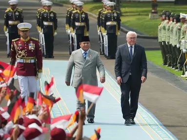 Presiden Republik Indonesia, Prabowo Subianto (tengah depan) bersama Presiden Republik Federal Jerman, Frank-Walter Steinmeier (kanan depan), memeriksa pasukan kawal kehormatan saat upacara penyambutan menjelang pertemuan mereka di Istana Merdeka, Jakarta, Senin 15 Juni 2026. (AP Photo/Achmad Ibrahim)