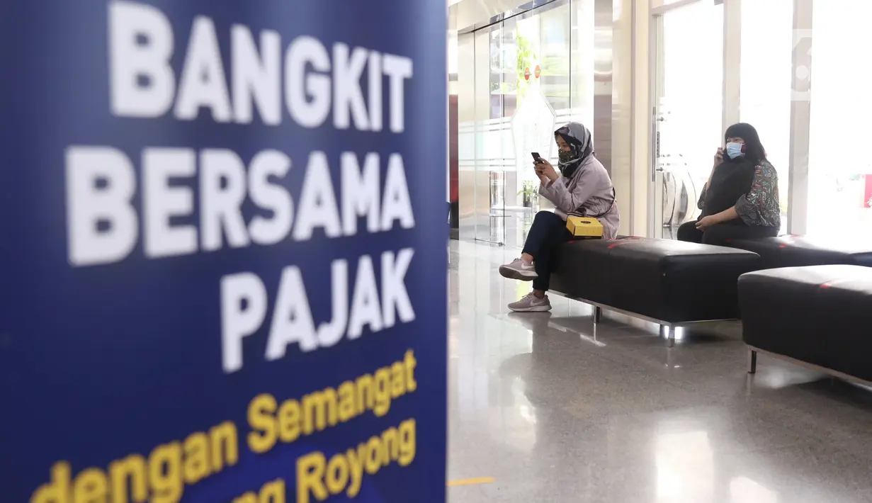 Warga menunggu untuk melakukan pengurusan pajak di kantor Pajak Sudirman, Jakarta, Selasa (25/8/2020). Kementerian Keuangan (Kemenkeu) bakal menaikkan persentase diskon angsuran pajak penghasilan ( PPh) Pasal 25. (Liputan6.com/Angga Yuniar)