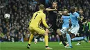 Striker PSG, Zlatan Ibahimovic, berusaha mencetak gol ke gawang Manchester City pada leg kedua perempat final Liga Champions di Stadion Etihad, Manchester, Rabu (13/4/2016) dini hari WIB. (AFP/Paul Ellis)