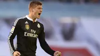 Gelandang Real Madrid, Toni Kroos, merayakan gol yang dicetaknya ke gawang Celta Vigo pada laga La Liga di Stadion Balaidos, Spanyol, Minggu (26/4/2016). (AFP/Miguel Riopa)