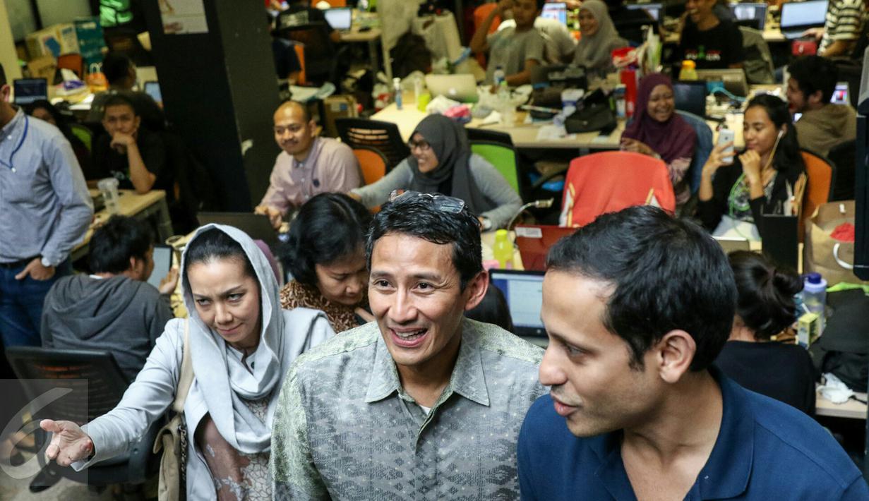 Balon Gubernur DKI Jakarta Sandiaga Uno (tengah) bersama CEO Gojek Nadiem Makarim, kantor Gojek, Jakarta, (1/3). Sandiaga Uno memuji terobosan Nadiem Makarim menciptakan lapangan kerja dan solusi kemacetan Jakarta. (Liputan6.com/Yoppy Renato)