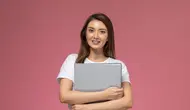 Ilustrasi membawa laptop (copyright Freepik)