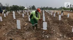 Petugas melakukan perawatan makam jenazah protokol Covid-19 di TPU Srengseng Sawah Dua, Jakarta, Kamis (18/3/2021). Dinkes DKI Jakarta mencatat penambahan kasus kematian akibat Covid-19 pada Maret 2021 berada diatas 40 atau meningkat dari 1,6 menjadi 1,7 persen. (Liputan6.com/Helmi Fithriansyah)