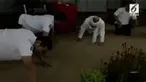 Walau sudah 56 tahun Aa Gym masih prima. Terbukti saat ia adu push-up dengan dua pria