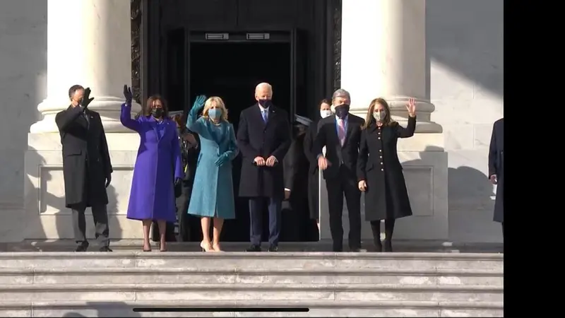 Joe Biden dan Kamala Harris yang didampingi oleh pasangan masing-masing sebelum memasuki Gedung Capitol Hill, AS.