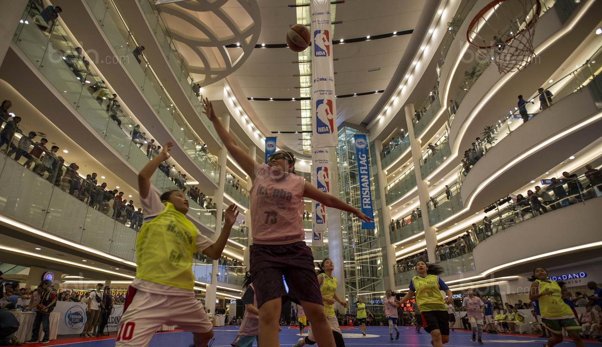 Pebasket putri U-14 unjuk kebolehan saat National Training Camp Junior NBA di Pluit Village, Jakarta, Minggu (10/9/2017). Sebanyak 16 pebasket terbaik akan diberangkatkan ke China untuk nonton langsung laga NBA. (Bola.com/Vitalis Yogi Trisna)