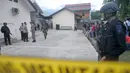 Sejumlah polisi bersenjata disiagakan disekitar RS Bhayangkara Palu, Sulawesi Tengah, Selasa (17/7). Dua jenazah diduga teroris Santoso alias Abu Warda dan Muhtar yang tewas dalam baku tembak tiba di RS tersebut untuk diidentifikasi. (OLAGONDRONK/AFP)