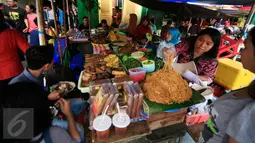 Sejumlah pengunjung menikmati sajian menu bakmi pecel khas  Pasar Beringharjo, Yogyakarta, Selasa (9/2). Salah satu sarapan tradisional yang banyak dijajakan di sekitar pasar Jalan Malioboro ini tak pernah sepi pengunjung. (Foto: Boy Harjanto)
