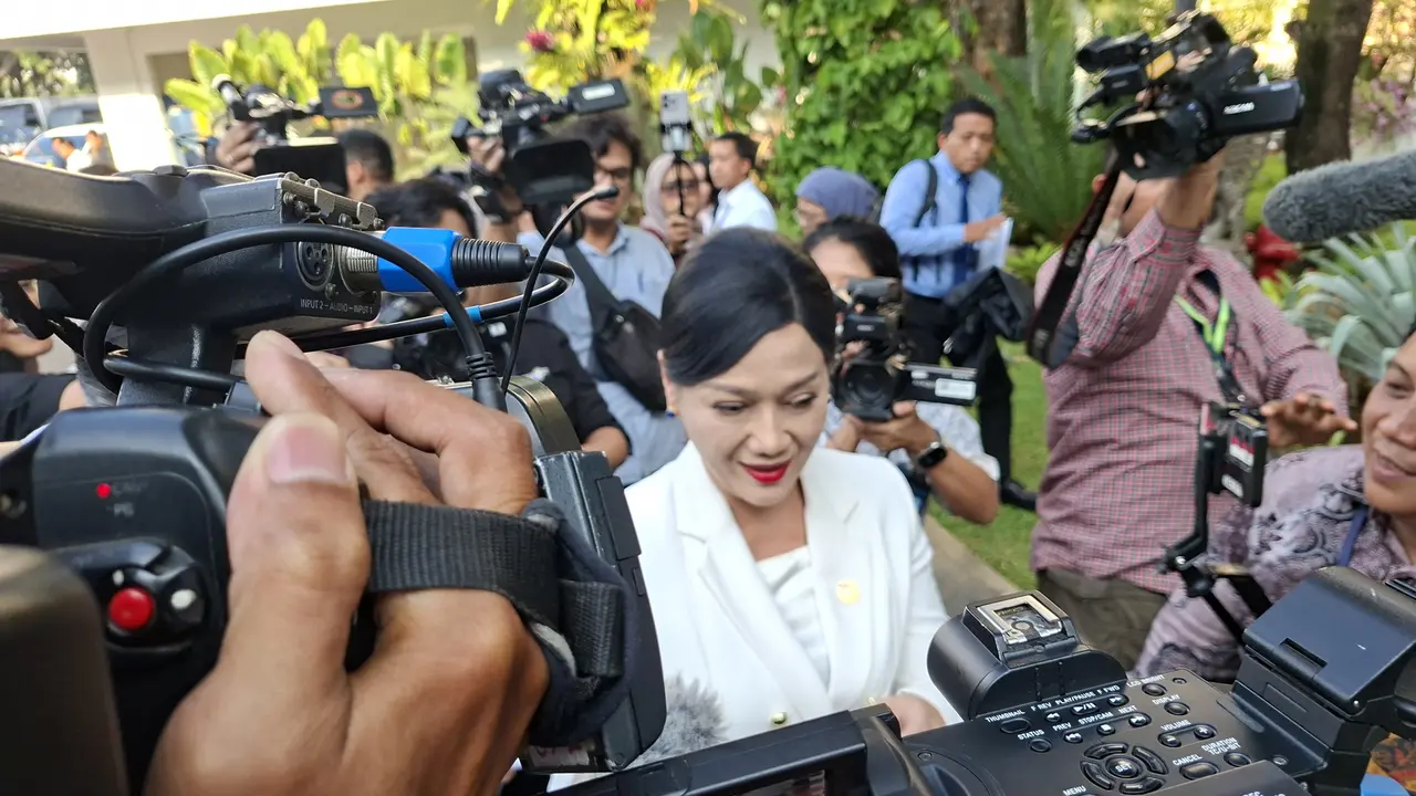Ketua Dewan Komisioner Otoritas Jasa Keuangan (OJK), Friderica Widyasari Dewi, di Kompleks Istana Kepresidenan, Jakarta, Senin (19/10/2026). (Liputan6.com/Arief)