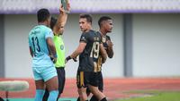Pemain Dewa United, Egy Maulana Vikri (kedua kanan) digantikan oleh Ramai Rumakiek saat laga lanjutan BRI Liga 1 2022/2023 di Indomilk Arena, Tangerang, Kamis (2/2/2023). (Bola.com/Bagaskara Lazuardi)