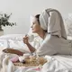 Tidak perlu rutinitas yang rumit untuk menikmati wellness. Sentuhan, aroma, tekstur, dan ritual sederhana bisa menjadi cara untuk membuat self-care terasa lebih personal.  (Foto/Dok: Magnific)