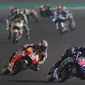 Pebalap Movistar Yamaha, Maverick Vinales, berada di posisi terdepan saat MotoGP Qatar. Dalam seri perdana tersebut, pria asal Spanyol itu berhasil meraih juara dengan catatan waktu 38 menit 59,999 detik. (AFP/Karim Jaafar)