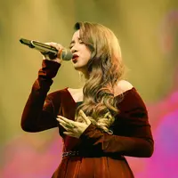 Melihat parade gaun show Tiara Andini dan Raisa dari gaya ekstra sampai modern dan simple (Foto: Instagram @tiaraandini)