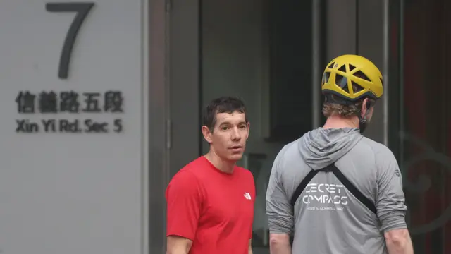 Pendaki AS Alex Honnold Panjat Gedung Tertinggi di Taiwan Tanpa Tali Pengaman, Selesai dalam 90 Menit