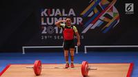 Lifter Indonesia Eko Yuli Irawan memberikan hormat usai berlaga dalam cabang angkat besi putra nomor 62 kg SEA Games 2017 Kuala Lumpur, Malaysia, Senin (28/8). Eko Yuli memperoleh medali perak dengan total angkatan 306 kg. (Liputan6.com/Faizal Fanani)