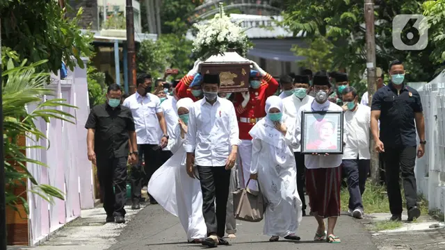 Jokowi Iringi Jenazah Ibunda untuk Disalatkan di Solo