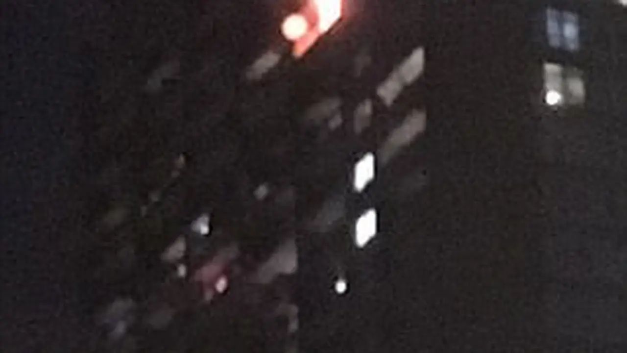 Trellick Tower, bangunan ikonik London yang terbakar. (Twitter/Benjamin Bland)