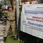 Personel Satpol PP wanita memasang spanduk penyegelan untuk menutup Hotel Alexis, Jakarta, Kamis (29/3). Ibu-ibu personel Satpol PP ini bertugas untuk memastikan tidak ada kegiatan usaha apapun di Hotel Alexis. (Liputan6.com/Immanuel Antonius)