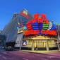 Kasino Lisboa ditutup di Makau, Senin (11/7/2022). Pihak berwenang Makau telah memerintahkan bisnis yang tidak penting, yang mencakup lebih dari 30 kasino, untuk ditutup selama seminggu akibat ledakan kasus Covid-19 yang menyebar di pusat judi terbesar dunia itu.  (AP Photo/Kong)