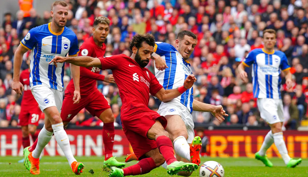 Pemain Liverpool Mohamed Salah mencoba melakukan tendangan ke gawang Brighton and Hove Albion pada pertandingan sepak bola Liga Premier Inggris di Anfield, Liverpool, Inggris, 1 Oktober 2022. Pertandingan berakhir imbang 3-3. (Peter Byrne/PA via AP)