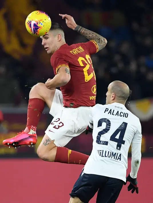 Pemain AS Roma Gianluca Mancini (kiri) berebut bola dengan pemain Bologna Rogrigo Palacio pada pertandingan pekan ke-23 Serie A Liga Italia di Olimpico Stadio, Roma, Italia, Jumat (7/2/2020). AS Roma kalah dari Bologna 2-3. (Filippo MONTEFORTE/AFP)