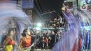 Warga menyaksikan pawai Liong dan Barongsai saat perayaan Cap Go Meh di Jalan Surya Kencana, Bogor, Jawa Barat, Minggu (5/2/2023). Perayaan Cap Go Meh di Bogor dimeriahkan oleh lebih dari 26 tim grup liong barongsai, 30 orang pengerek bendera, tiga tim drum band, 17 tandu dewa-dewi. (merdeka.com/Iqbal S Nugroho)