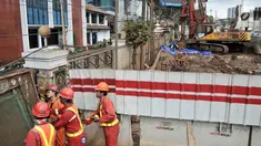 Pekerja dari Adhi Karya berada di sekitar lokasi kebocoran pipa gas bumi di depan Kantor BNN, Cawang, Jakarta, Selasa (13/3). Pascabocornya pipa gas bumi, aktivitas proyek LRT sementara dihentikan sementara. (Merdeka.com/Iqbal S. Nugroho)