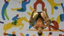 Peloncat indah Kolombia, Sebastian Morales, saat berlomba di nomor papan 3m Pan Am Games 2015  di Toronto, Kanada (10/7/2015). (AFP PHOTO/TIMOTHY A. CLARY)