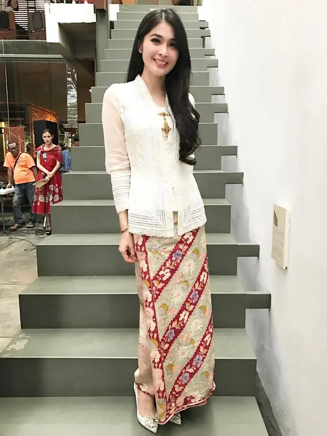 6 Gaya Elegan Sandra Dewi Dibalut Kebaya dan Wastra, Pancarkan Vibes ala Ibu Pejabat