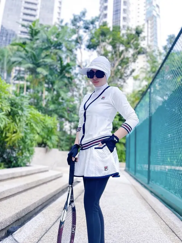 Tampilan Baju Olahraga Syahrini saat Bermain Tenis, credit: (@princessyahrini)