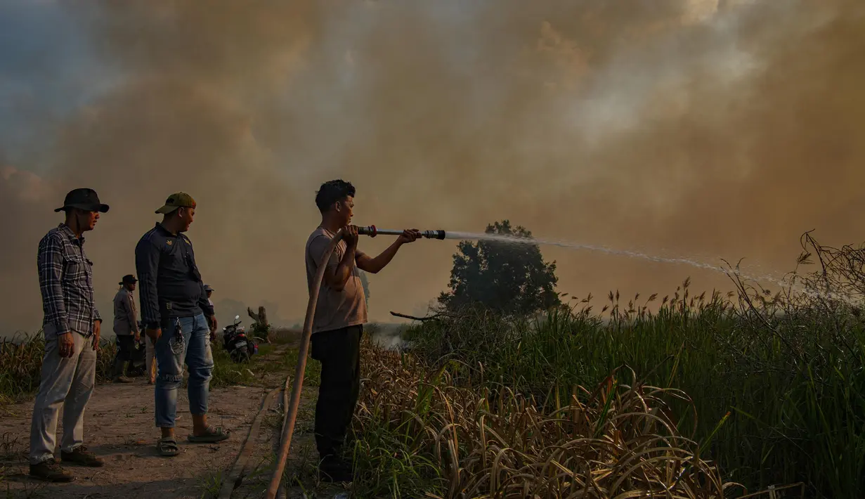 Sementara titik karhutla di Arisan Jaya (Ogan Ilir) dan Pangkalan Benteng (Banyuasin) berhasil dipadamkan sehari sebelumnya. (AL ZULKIFLI/AFP)