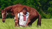Mampu menggendong kuda dewasa. Pria ini pantas dijuluki sebagai hulk yang ada di dunia nyata
