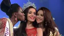 Kontestan dari Filipina Trixie Maristela (tengah) berfoto bersama dua kontestan lainnya usai dinobatkan sebagai pemenang Miss International Queen 2015 di Pattaya, Thailand, Jumat (6/11). (AFP Photo/Pornchai Kittiwongsakul)