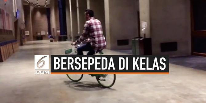 VIDEO: Aksi Kocak Mahasiswa Bersepeda di Depan Dosen