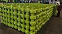 Pekerja mereproduksi tabung gas elpiji 3 kg di Depot LPG Tanjung Priok, Jakarta, Selasa (29/1). Pemerintah dan Badan Anggaran DPR menyepakati kenaikan anggaran subsidi energi Rp 4,1 triliun di tahun 2019 menjadi Rp 160 triliun. (Liputan6.com/Johan Tallo)